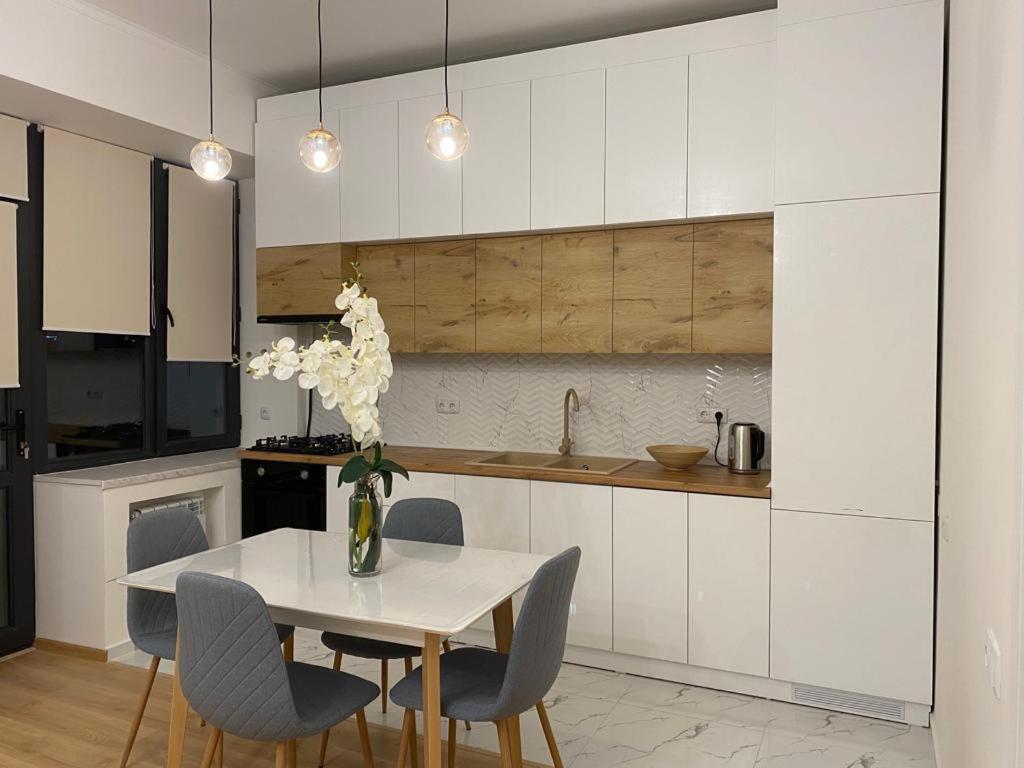 Beautiful Apartment With 3 Balconies In The Center Of Yerevan Ngoại thất bức ảnh